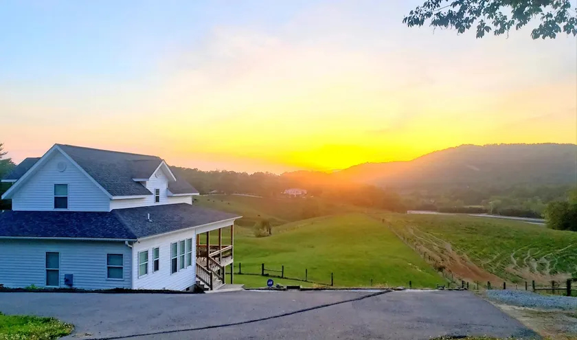 Mountain Views & Tranquil Surroundings.  Hot Tub! - Image 1