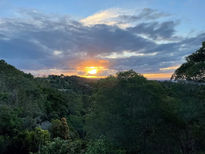 The Mountains: Birds singing, spectacular views - Image 1