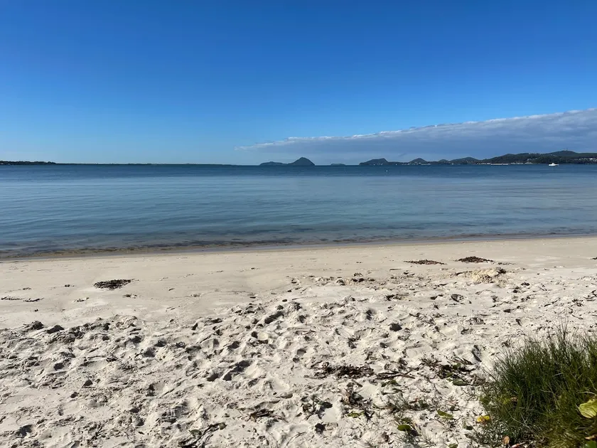 Port Stephens unit within metres to beach - Image 1