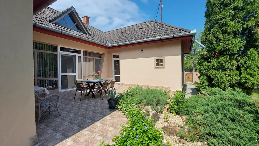 Vintage apartment in Hajdúszoboszló. 500 meters from the bath, family house. Bakery, abc, tobacco shop right next door. - Image 1