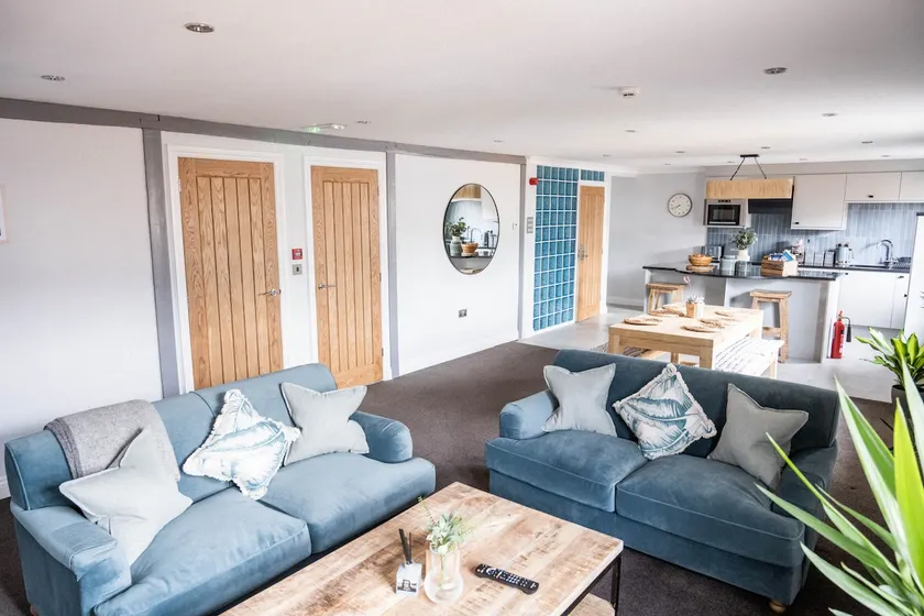 Comfortable double-bed Sidmouth apartment, a minute's easy walk to the seafront - Image 1