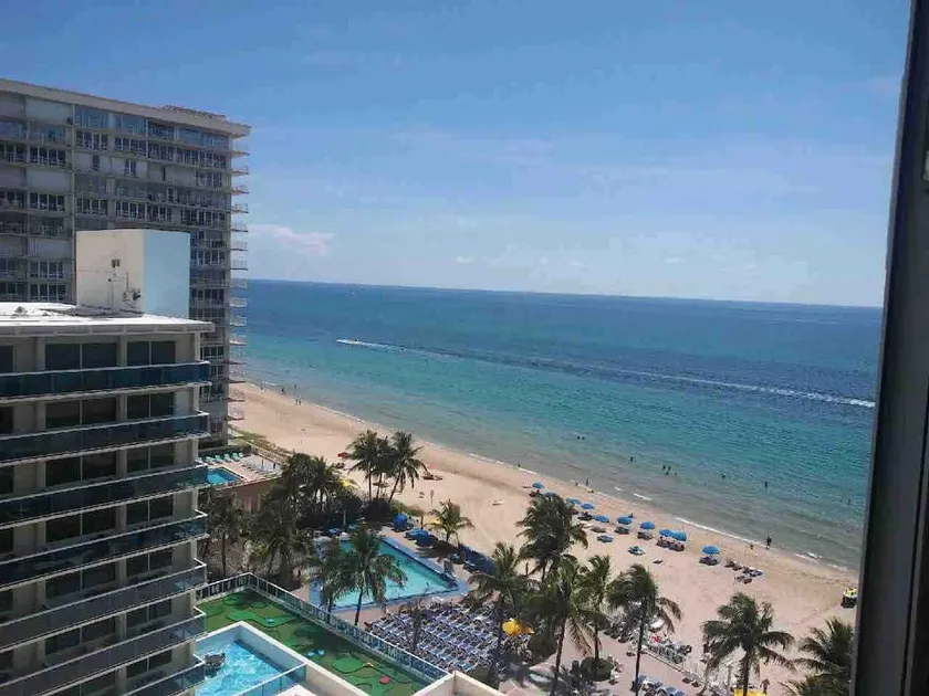 Beach Front 2 Bed Condo - Pool & Tiki Bar - Image 1