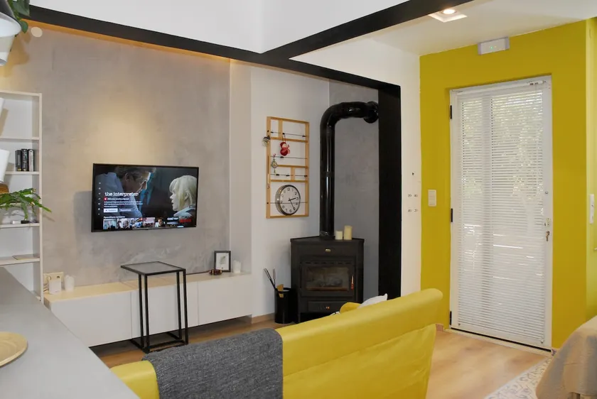 Modern house with garden and bathroom TV in front of the Venetial Walls - Image 1