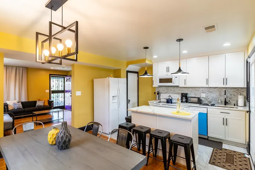 Spacious Charming DC Row House plus Free Parking-Sleeps 17 guests - Image 1