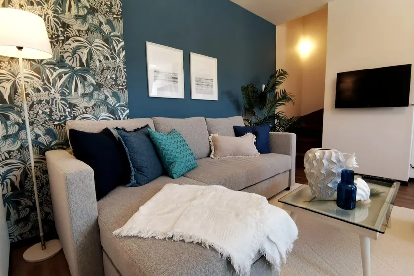 Boutique room, ocean resort décor, parking for 2 compact cars, free Wi-Fi - Image 1