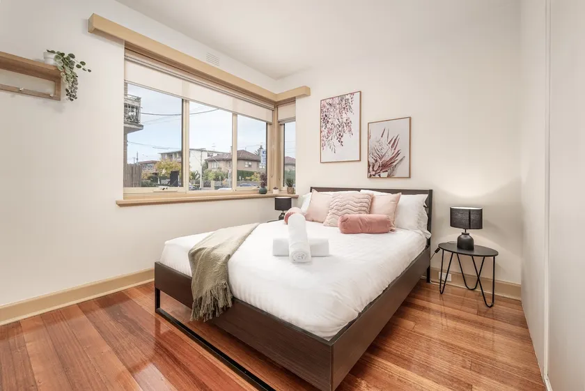Bright & Comfy 2 Bedroom St Kilda East Apartment - Image 1