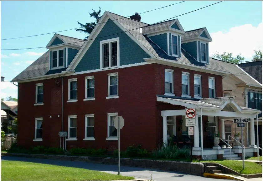 Cheerful 5 Bedroom Home in Historic Town - Image 1
