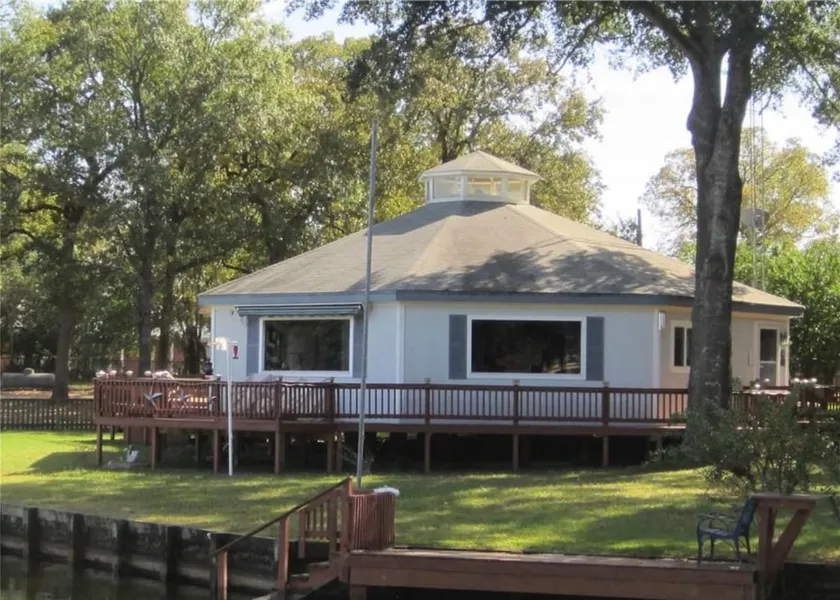 Multi-home Lakefront Retreat- kayaks, fire pit, yard games, hot tub - Image 1