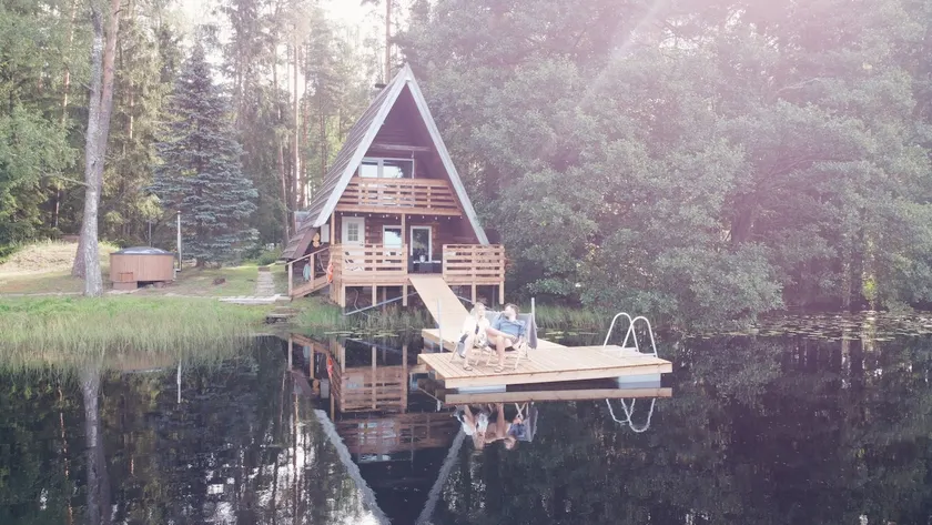 Private Lakeside Cottage with Sauna & Forest Views - Image 1