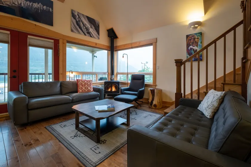 Downtown 2-bed home with free parking on premises - Image 1
