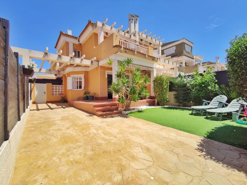 Spacious House in Gran Alacant with Private Garden - Image 1