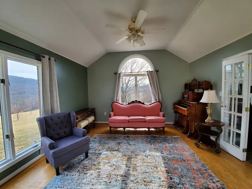 Spacious 4 BR house on 10 acres near Gettysburg! - Image 1