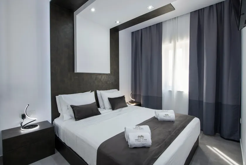 TWIN'S HOME LUXURY SUITES - Image 1
