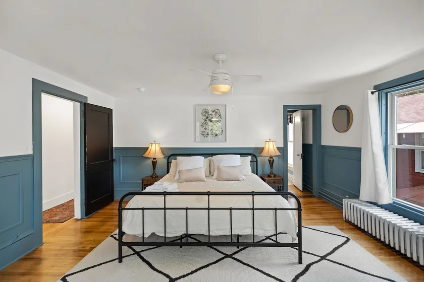 4-Bedroom Downtown Main St , great location! - Image 1