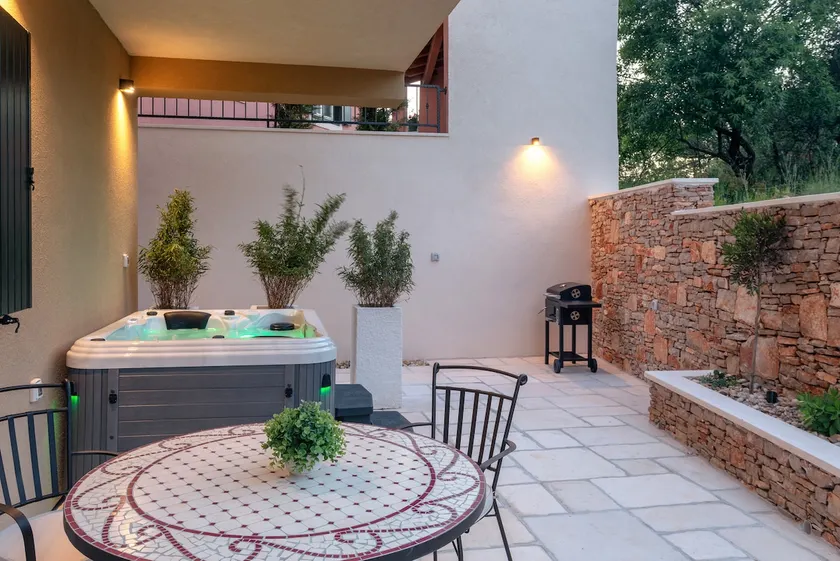 TEONA Luxury Apartment with jacuzzi and terrace sea view - Image 1