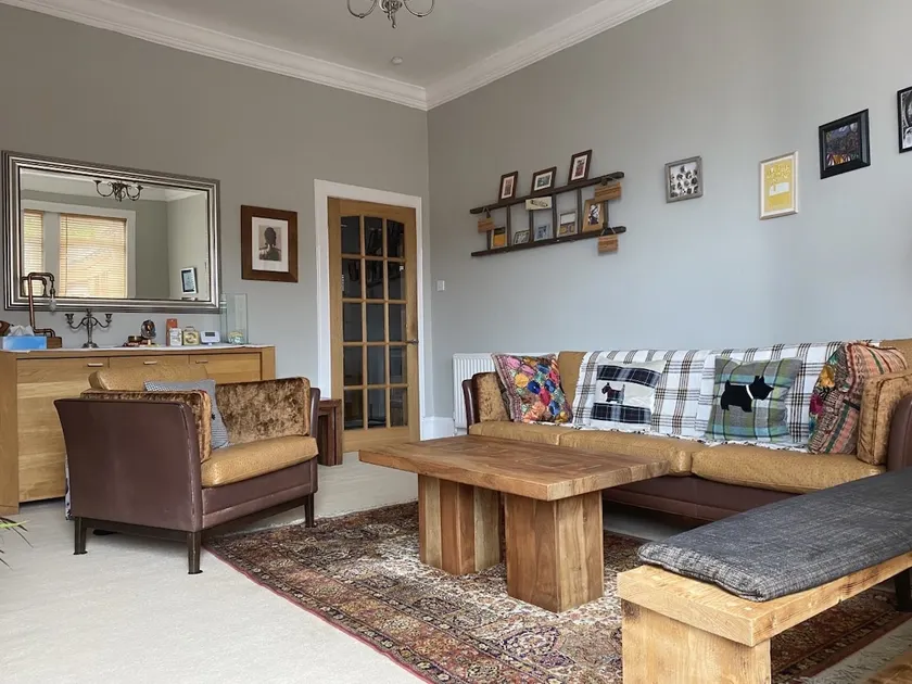 Lovely 2 Bedroom with Riverside Views Pet Friendly - Image 1