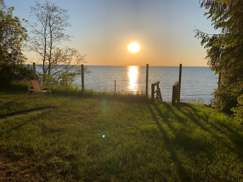 Cozy Beachfront Cottage on Lake.Canoe and Fire Pit - Image 1
