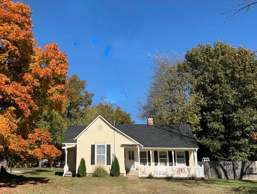 Charming Mill House Cottage in Downtown Springdale - Image 1