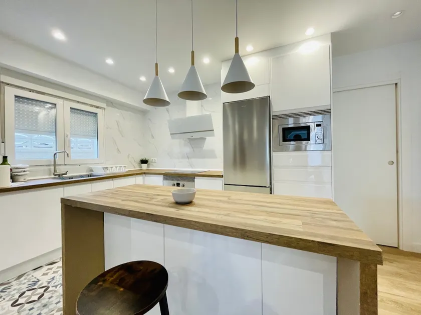 Luxurious apartment with terrace and beach access - Image 1