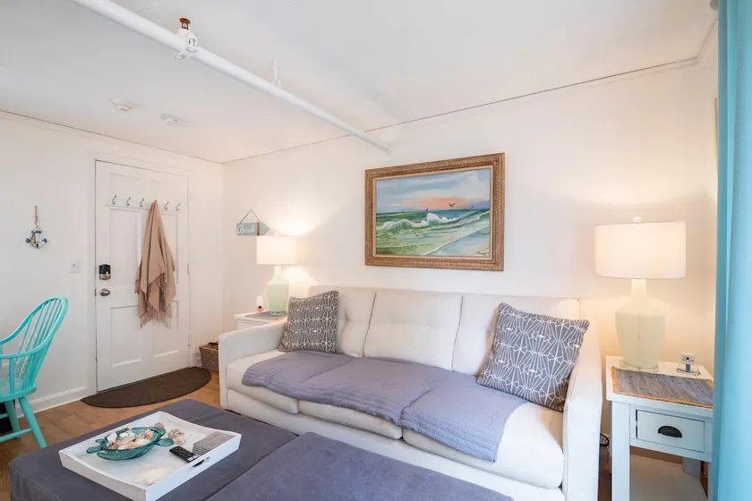 1BR 2nd Floor Condo with pool - Image 1