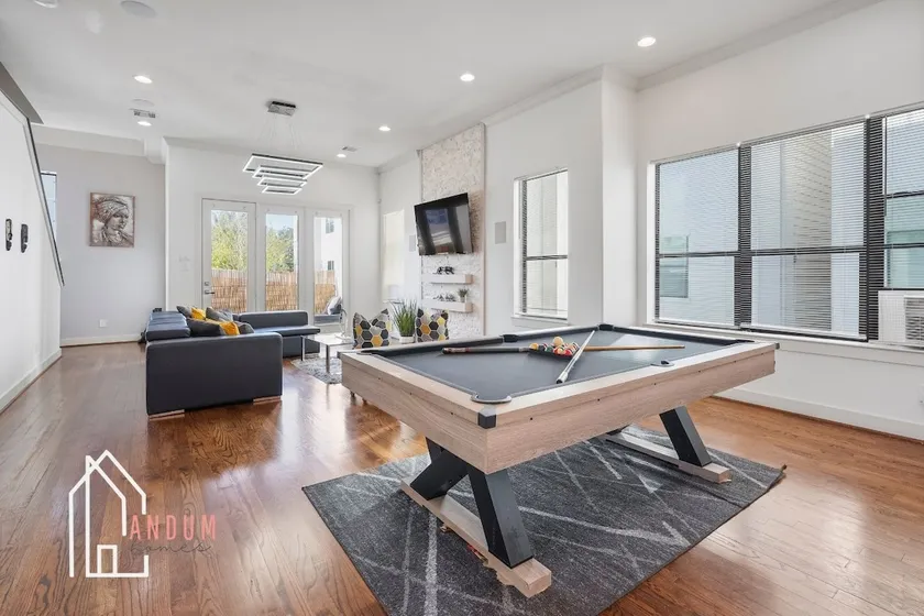 Midtown Luxe: Chic Home Near Downtown Hotspots - Image 1
