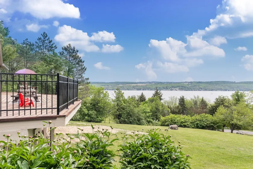 Beautifully Renovated Lodge with Lakeview - Image 1