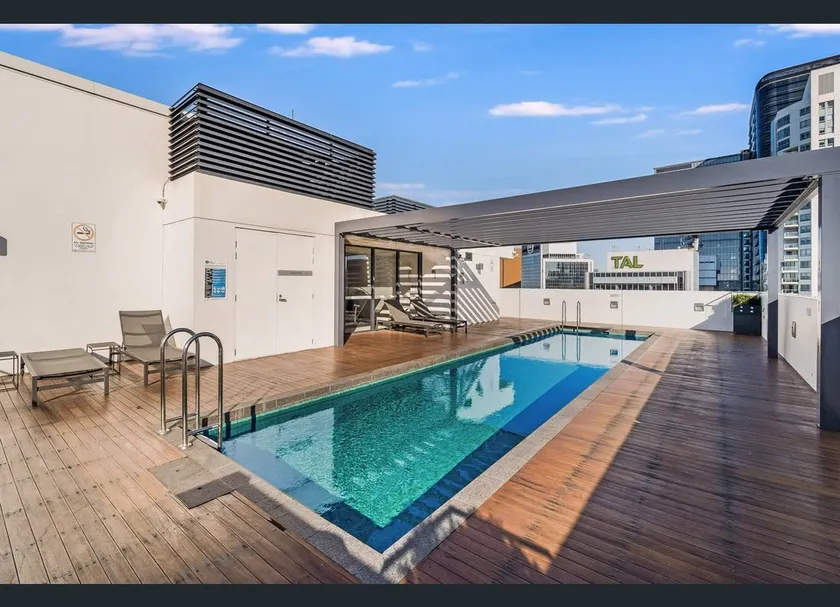 Modern Spacious City Pad with Rooftop Pool and Gym - Image 1