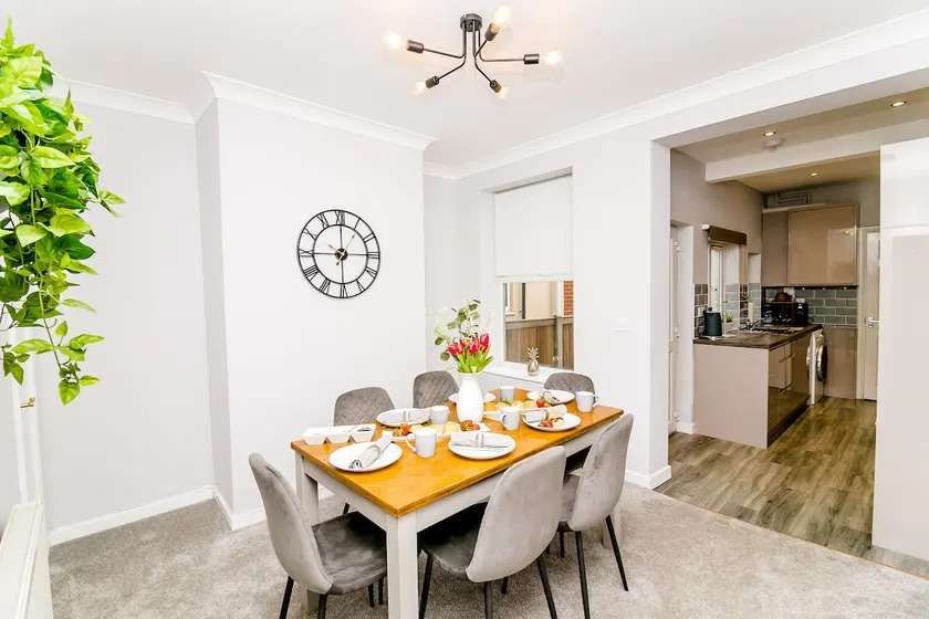 Adam - 17 Hughenden Road · Newly refurbished house - 10 minute walk from city - Image 1
