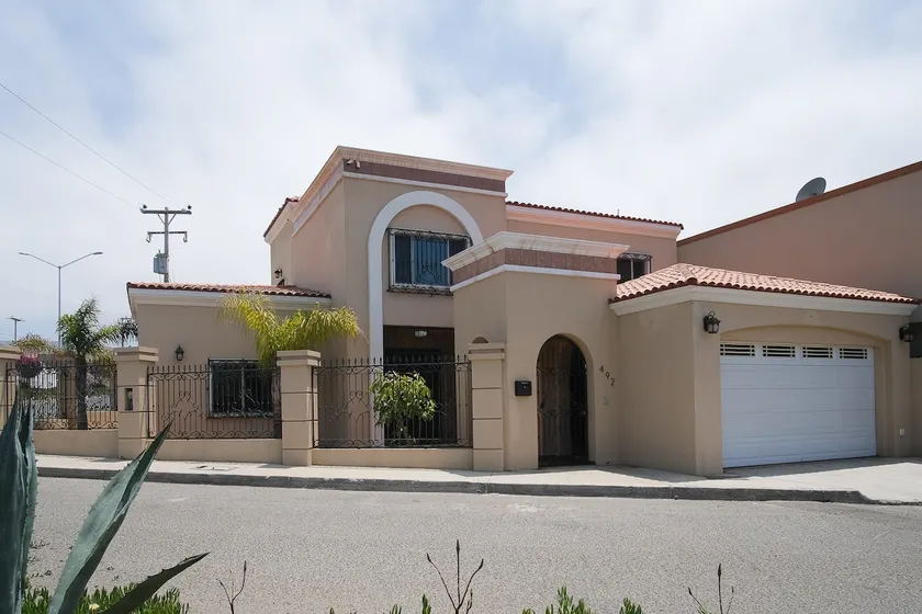 Beautiful 4-BR Residential Home w/Garage - Image 1