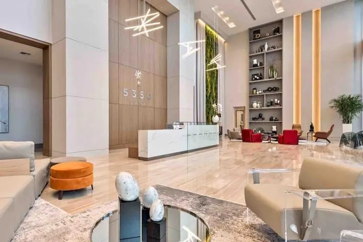Luxury condo in Downtown Doral - Image 1