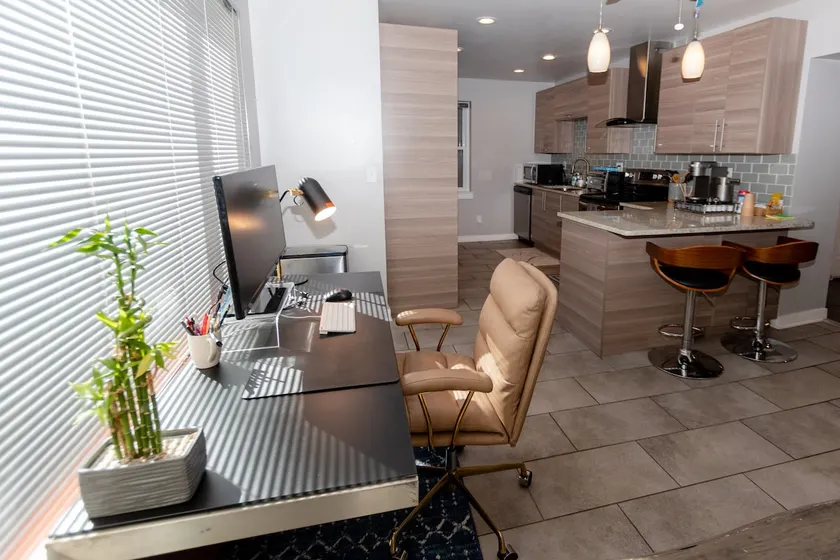 Modern 1BR w/ amazing shower, work station, lounge - Image 1