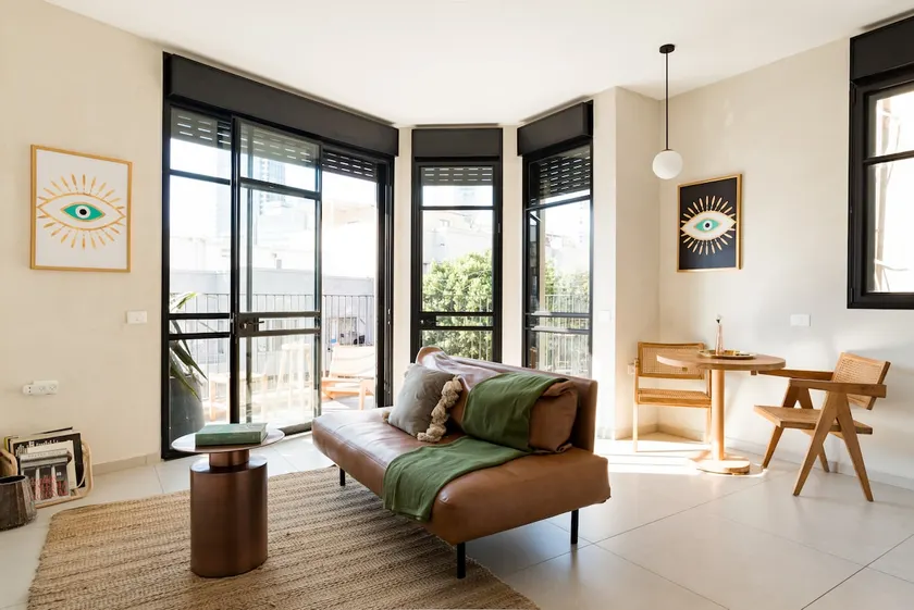 Lewinski Market 1BR Apt Balcony King Bed Bath - Image 1