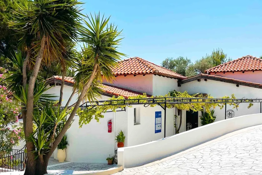 Deluxe 2 bedroom villa with large balcony - Image 1