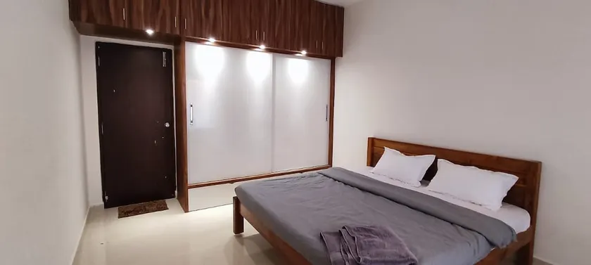 Lovely 2 bedroom Apartment with free parking space - Image 1