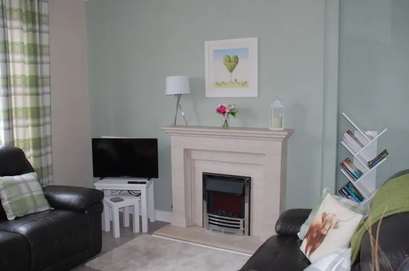 Cosy 2 bedroom/3 bed Family Home - Image 1
