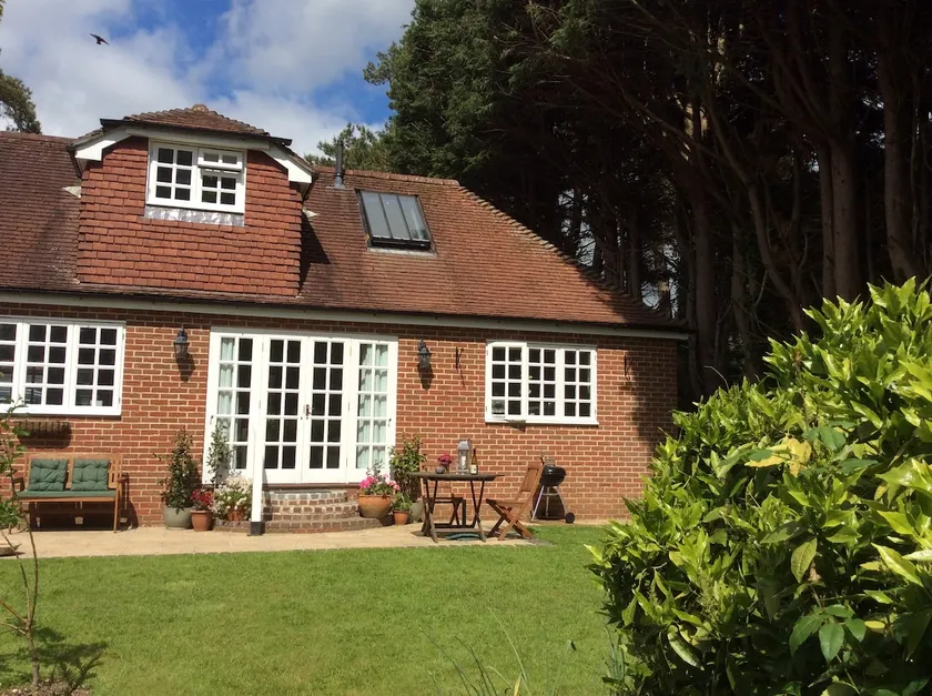Beautiful garden house, edge of town & South Downs - Image 1