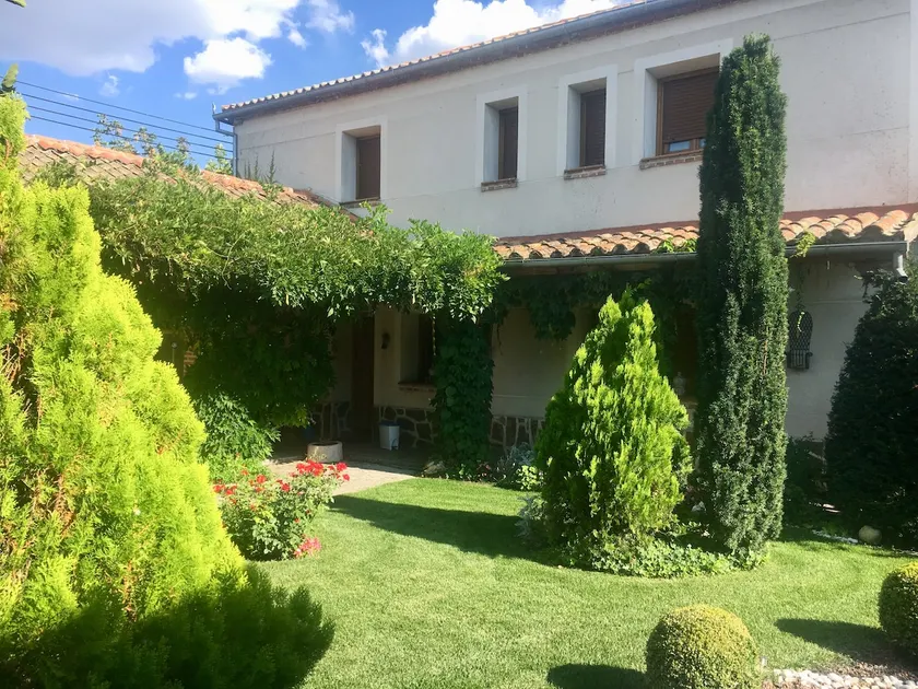 Private house with a beautiful garden - Image 1