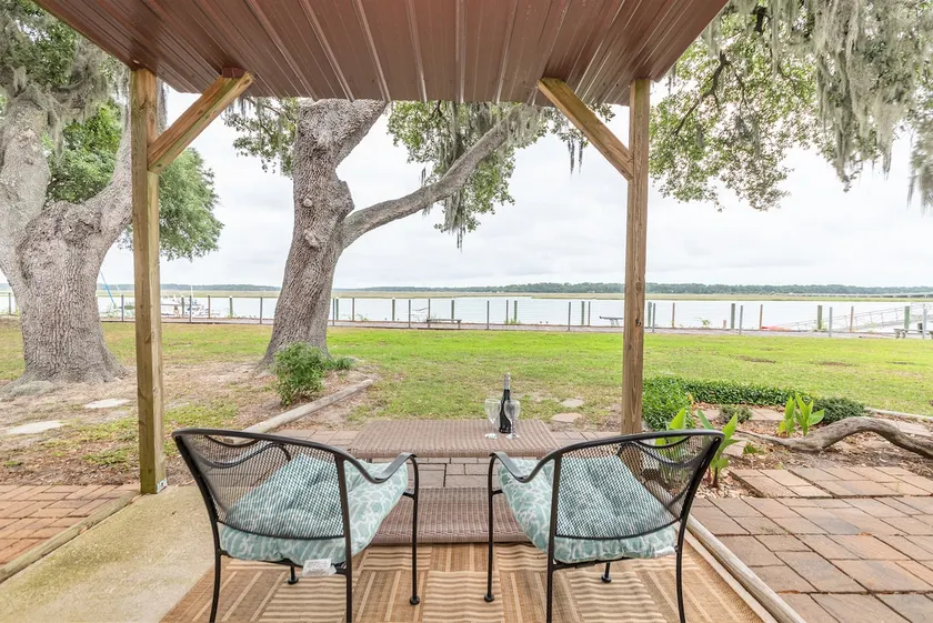 Charming Coastal Casa on Beaufort's Battery Creek - Image 1