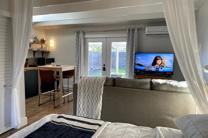 Bright, Private & Cozy with Yard - Image 1