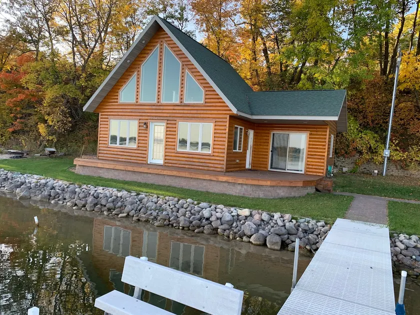 Edgewater Escape - on Paul Lake - Image 1