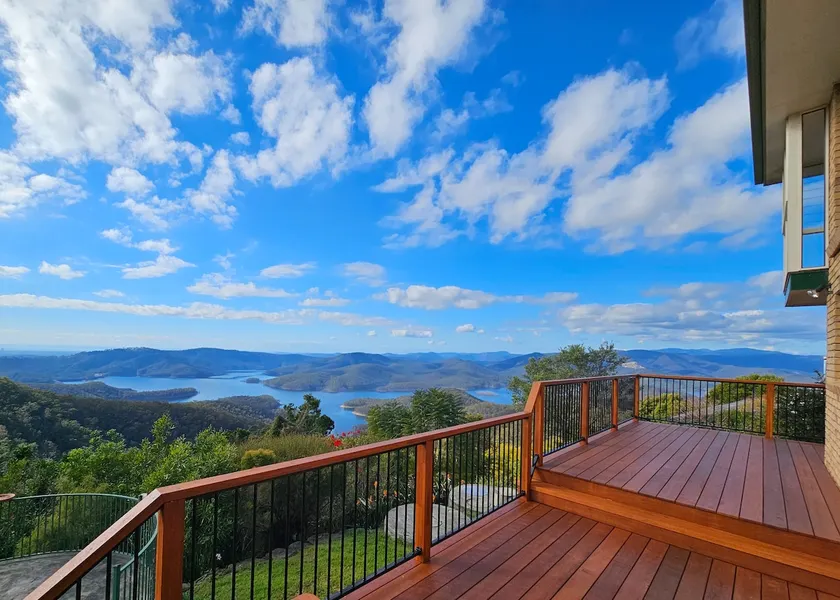 Lakeview - Spacious Home with Breathtaking Views - Image 1