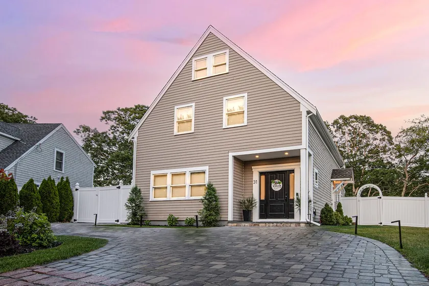 Renovated & Sophisticated Home Near Beach & Shops! - Image 1
