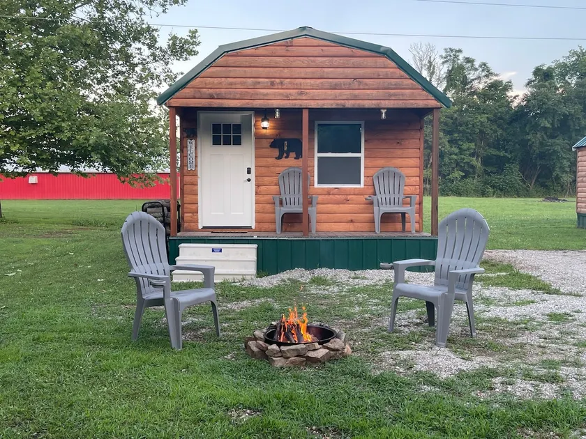 THE KNOTTY PINE TINY CABIN 7 MIN WALK TO CAVERNS! - Image 1