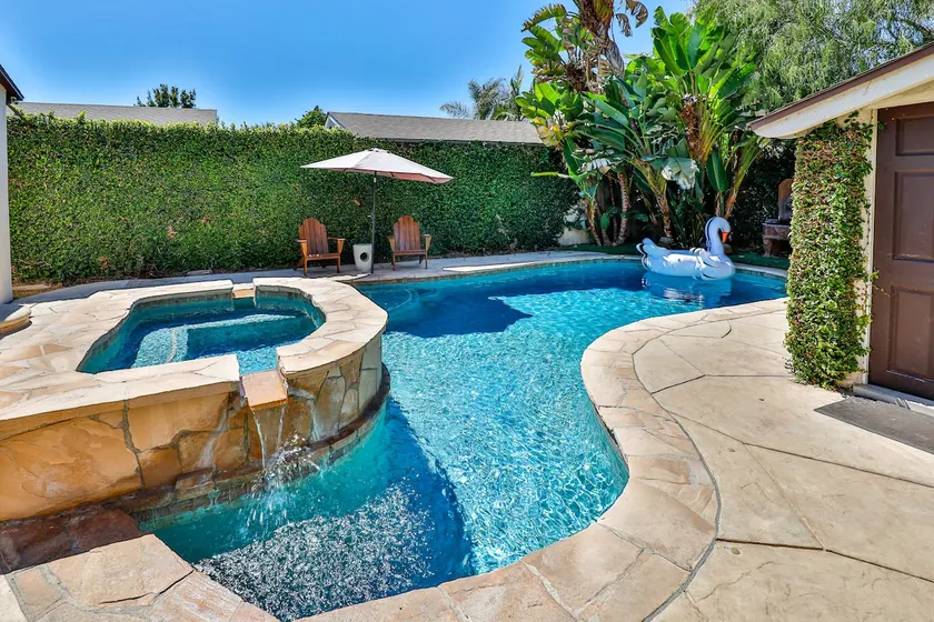 City Paradise Saltwater Pool-Spa and Ping-Pong - Image 1