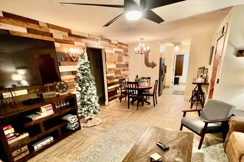 Sleeps 16! No Stairs! Perfect Location! Stylish & near SDC, Lake, & HWY 76 Strip - Image 1
