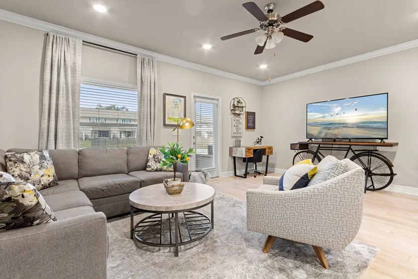 Stylish Modern Retreat in Downtown w/ Pool, 3 Bedroom, 2.5 bath, free parking - Image 1