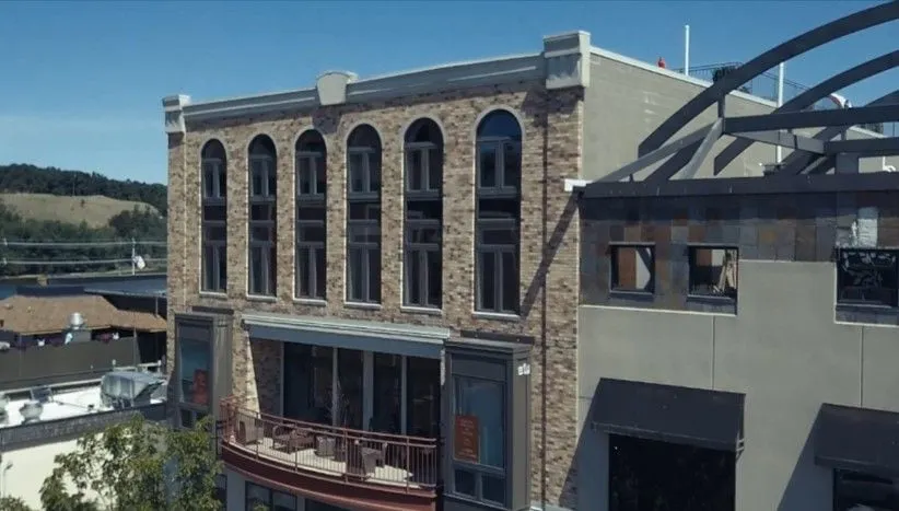 Newly renovated luxury condo downtown Grand Haven - Image 1