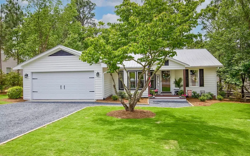 Pinehurst Cottage ★ Serves 8 ★ No Stairs ★ King Bed - Image 1