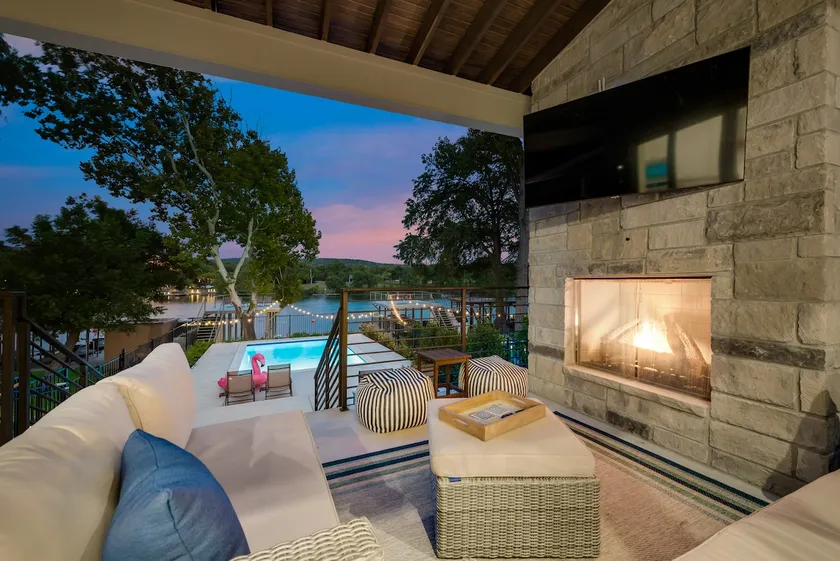 Luxuriöses Seehaus mit zweistöckigem Steg, Bootslift & privatem beheiztem Pool! - Image 1