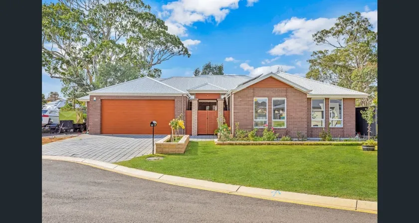 A cosy, cheerful 4BR home for perfect getaways - Image 1